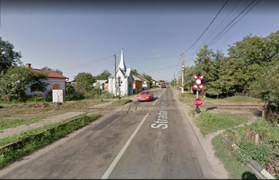 Trecere la nivel cu calea ferată, la ieșire din Radăuți spre Marginea