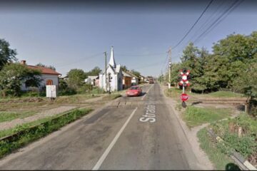 Trecere la nivel cu calea ferată, la ieșire din Radăuți spre Marginea