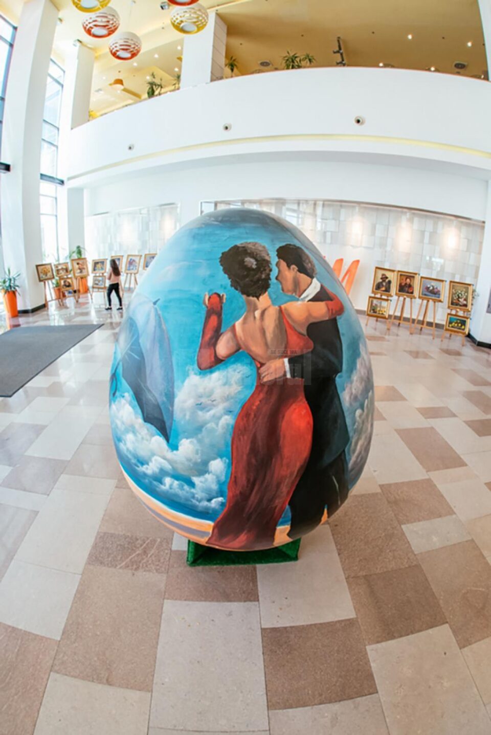 Replici ale unor picturi celebre, realizate de liceenii de la Arte, pe ouă gigant, la Iulius Mall Suceava