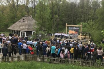 Spectacolul de Paște de la Muzeul Satului Bucovinean a atras numeroși suceveni și turiști