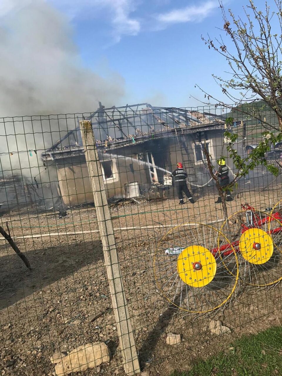 O familie de șase persoane din Vulturești a petrecut Paștele în hambar, după ce un incendiu le-a distrus casa, în Vinerea Mare