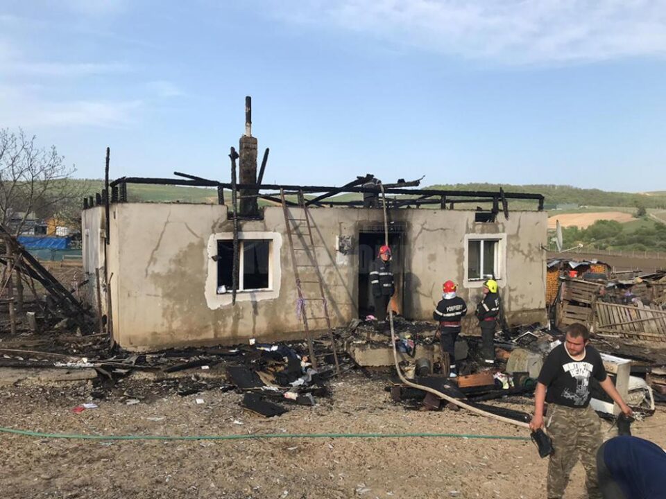 O familie de șase persoane din Vulturești a petrecut Paștele în hambar, după ce un incendiu le-a distrus casa, în Vinerea Mare