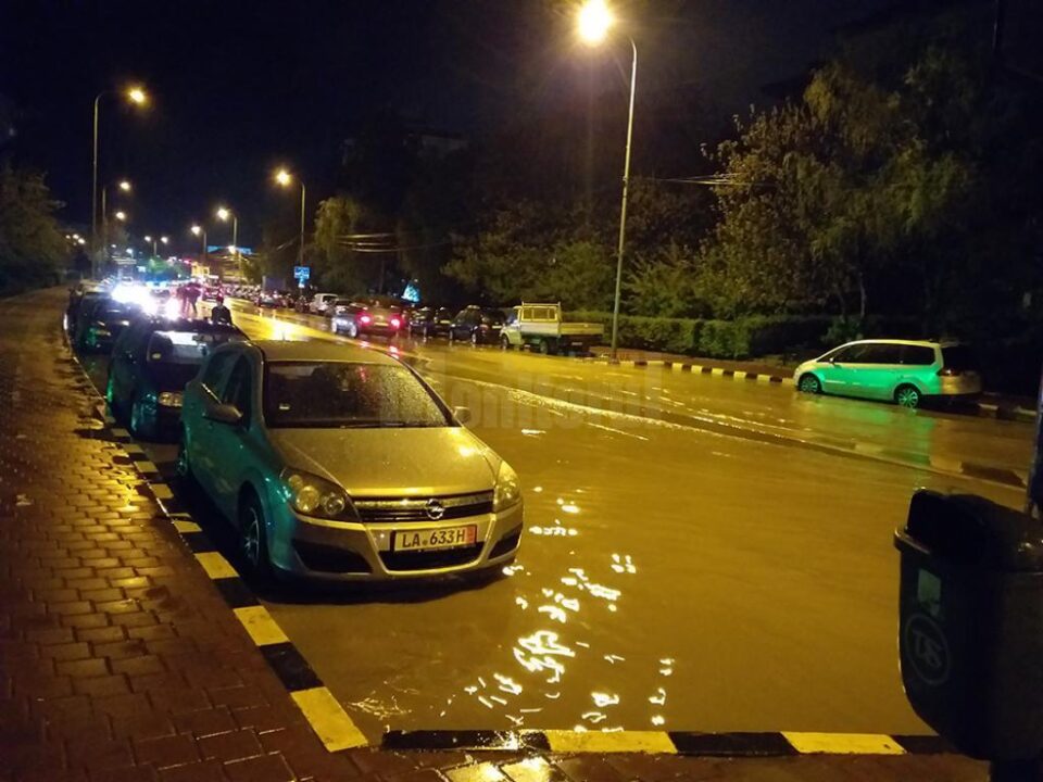 Inundație pe Calea Burdujeni, în zona Bisericii „Sf. Andrei”