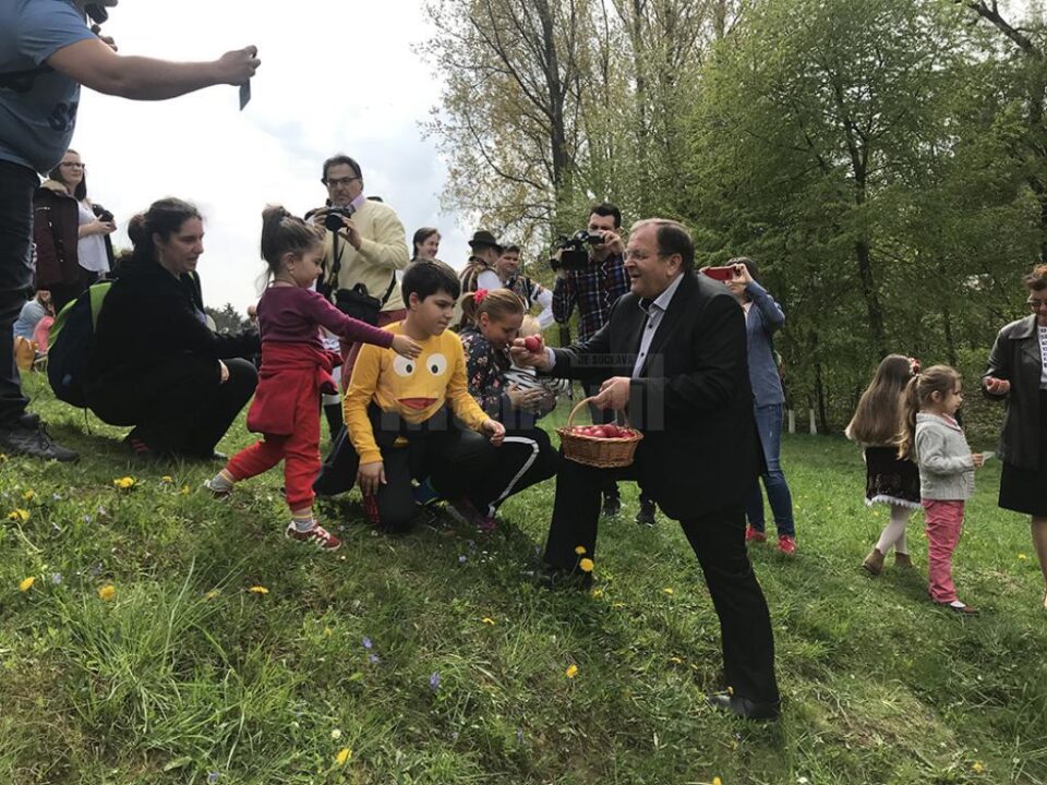 Copiii au primit ouă roșii de la președintele CJ Suceava, Gheorghe Flutur