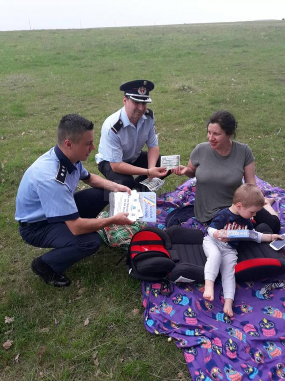 Polițiști și pompieri, printre grătarele sucevenilor