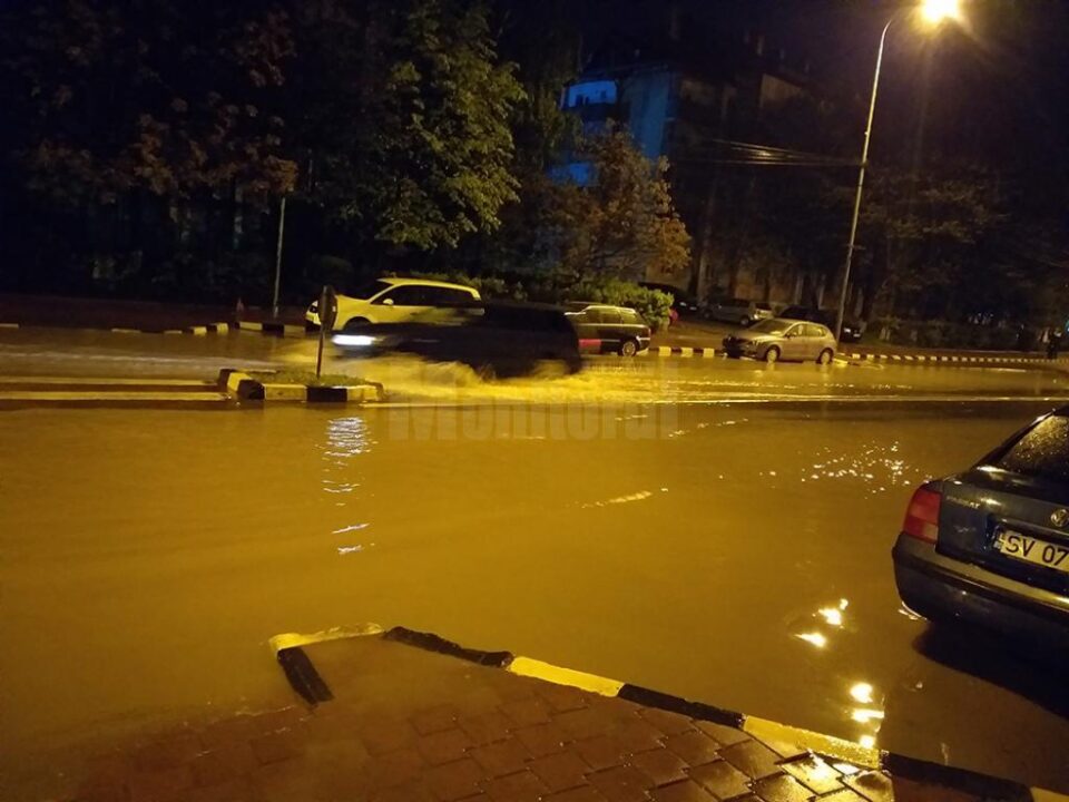 Străzi din Burdujeni, inundate după ploaia de marți noapte