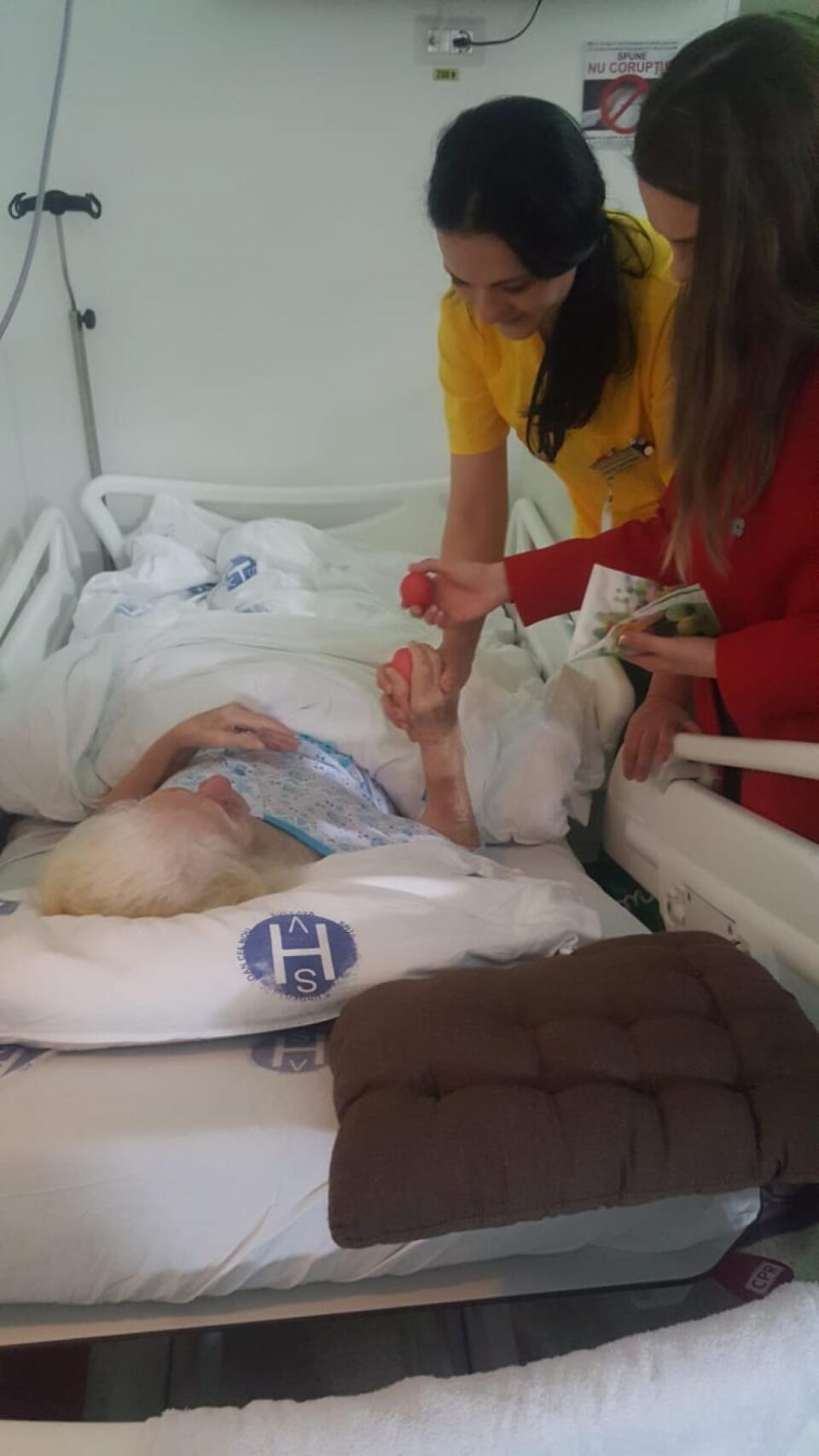 Bolnavii de la Secția de Îngrijiri Paliative – Suceava, vizitați de voluntari din Asociația Tinerilor Ortodocși Suceveni