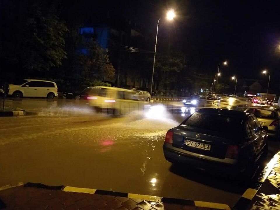 Străzi din Burdujeni, inundate după ploaia de marți noapte