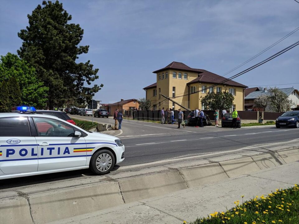 Cele două mașini au intrat în coliziune și au ieșit în decor