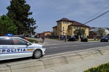 Cele două mașini au intrat în coliziune și au ieșit în decor