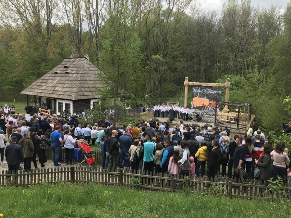 Spectacolul de Paște de la Muzeul Satului Bucovinean a atras numeroși suceveni și turiști