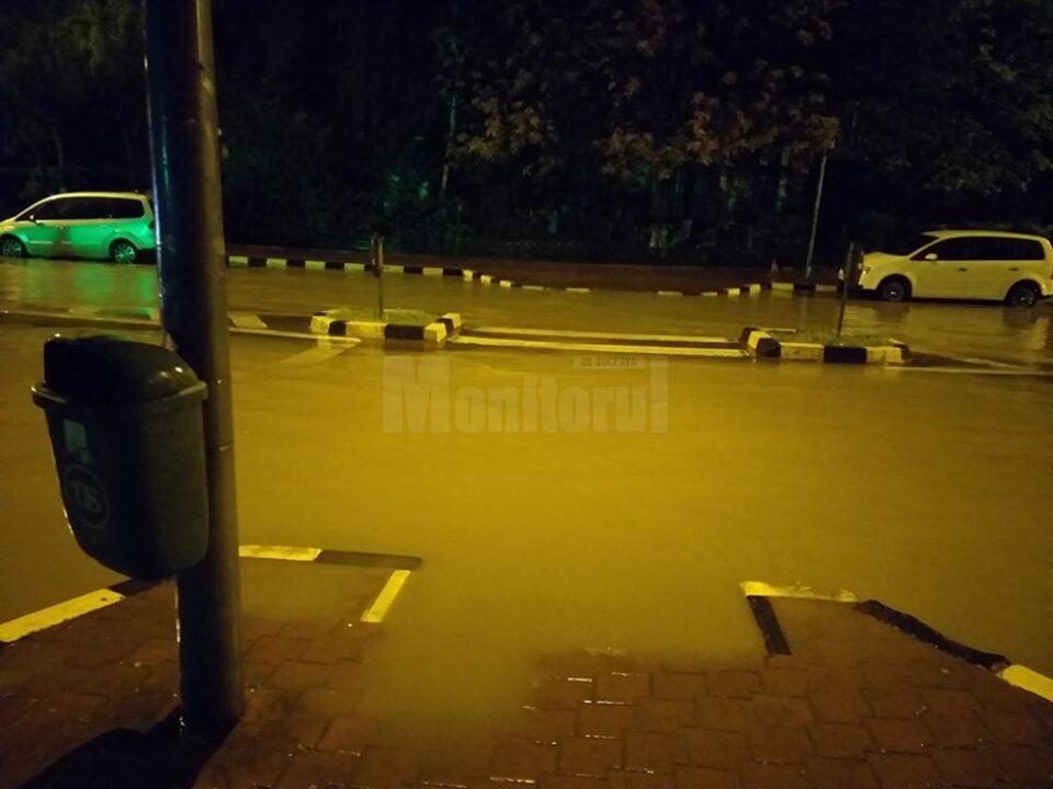 Străzi din Burdujeni, inundate după ploaia de marți noapte