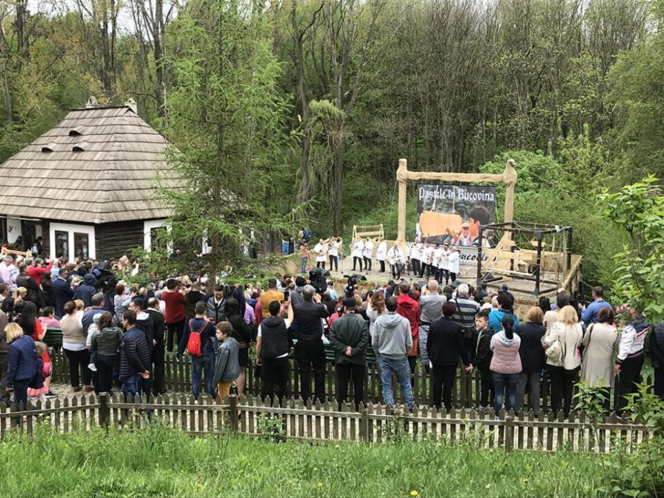 Peste 12.000 de persoane au vizitat, în perioada sărbătorilor pascale, Cetatea de Scaun și Muzeul Satului Bucovinean
