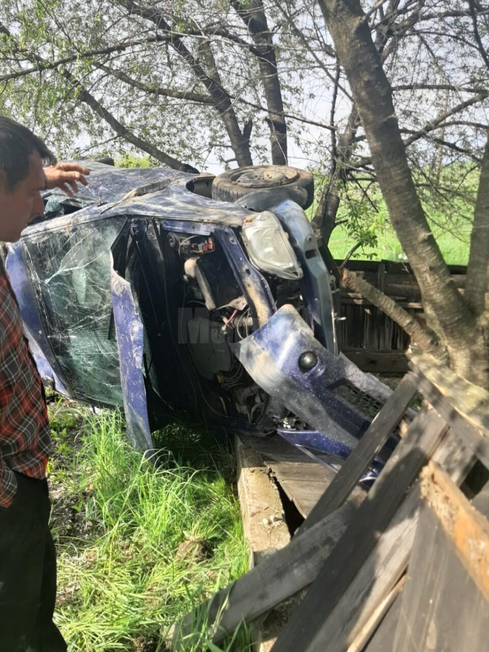 Un preot a zburat cu mașina într-un gard pe care l-a distrus parțial
