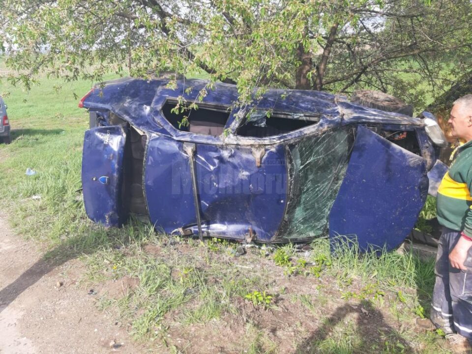 Un preot a zburat cu mașina într-un gard pe care l-a distrus parțial