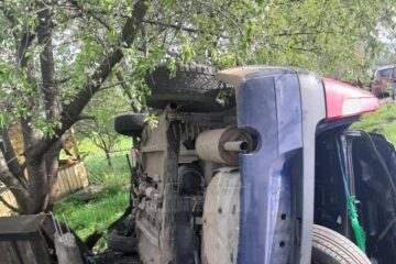 Autoturismul a zburat pur și simplu în gardul pe care l-a distrus parțial