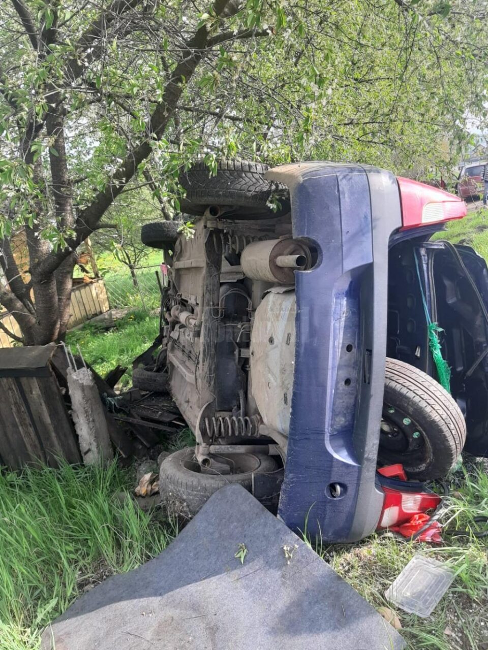 Autoturismul a zburat pur și simplu în gardul pe care l-a distrus parțial