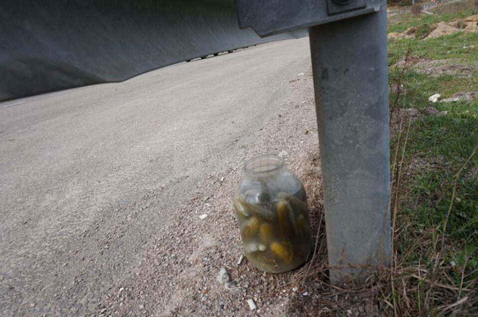 Borcan cu muraturi, abandonat la marginea drumului