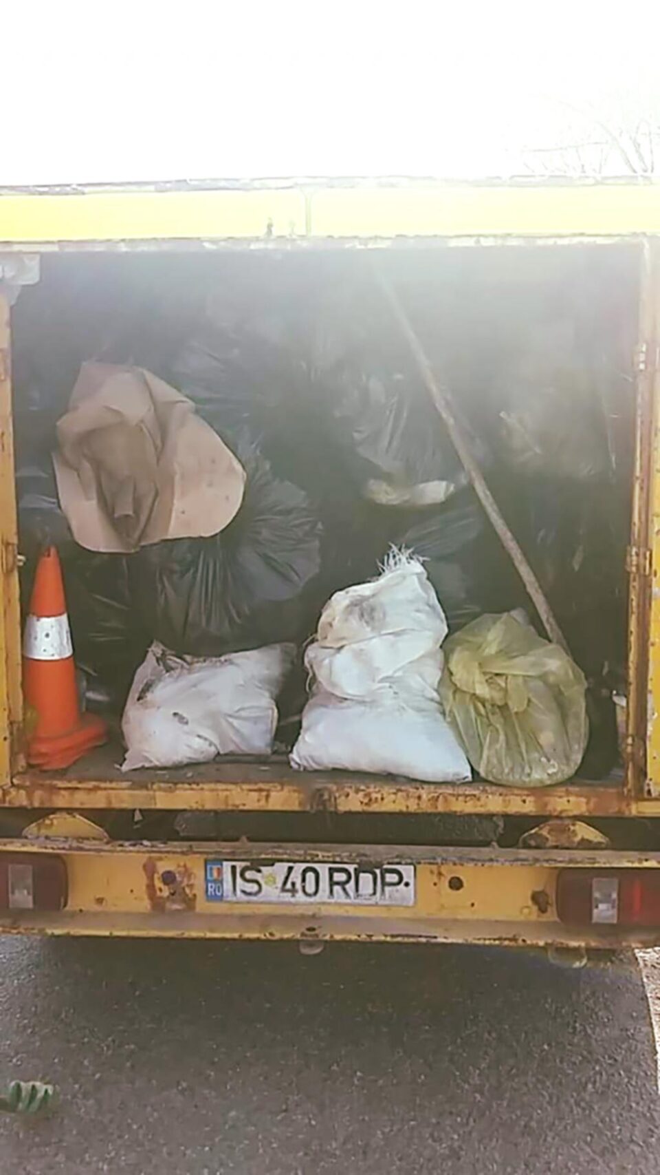 Masini umplute cu gunoaie stranse de la marginea DN 17
