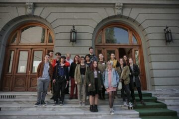 Grupul olimpicilor suceveni pe treptele Colegiului "Sfântul Sava" București