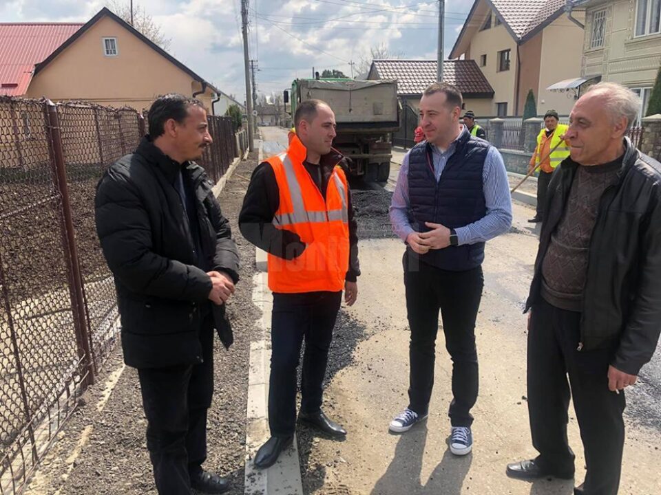 Viceprimarul Lucian Harșovschi la lucrările de pe strada Biruinței, care se reabilitează în totalitate Viceprimarul Lucian Harșovschi la lucrările de pe strada Biruinței, care se reabilitează în totalitate