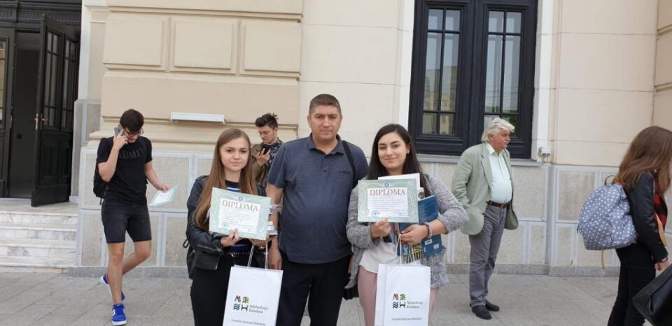 Lavinia Christiana Vultur (Premiul I) și Simina Teodora Buculei (Premiul II), alături de prof. Anișor Vasiliu Lavinia Christiana Vultur (Premiul I) și Simina Teodora Buculei (Premiul II), alături de prof. Anișor Vasiliu