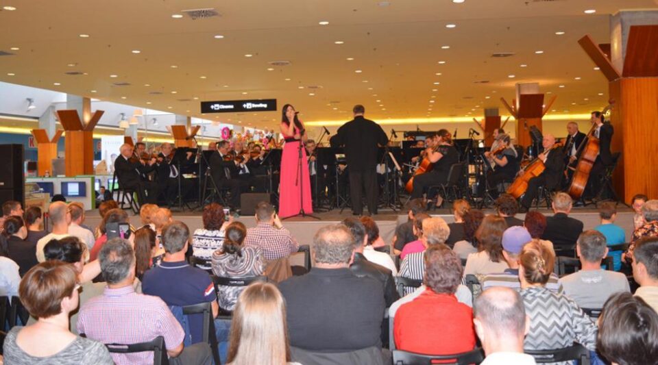 Concert extraordinar al Paulei Seling și Filarmonicii de Stat Botoșani, duminică, la Iulius Mall Suceava Concert extraordinar al Paulei Seling și Filarmonicii de Stat Botoșani, duminică, la Iulius Mall Suceava