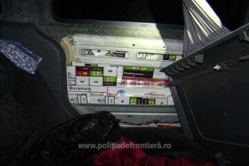 În peretele lateral stânga spate al autoturismului au fost descoperite 620 de pachete cu țigări de proveniență ucraineană