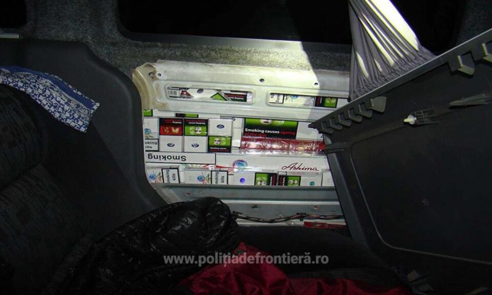 În peretele lateral stânga spate al autoturismului au fost descoperite 620 de pachete cu țigări de proveniență ucraineană