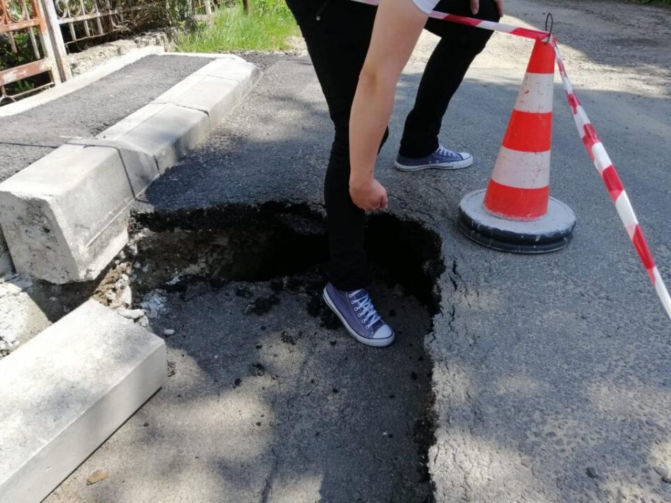 Groapa este foarte adâncă