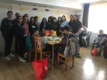 Copii din mai multe centre de plasament au primit cadouri din partea Asociației „Euroactiv”