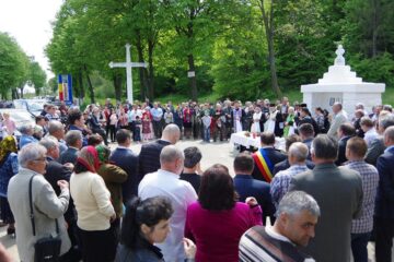 La Izvorul Tămăduirii din orașul Liteni a avut loc vineri slujba de sfințire a apei