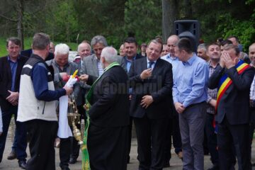 La Izvorul Tămăduirii din orașul Liteni a avut loc vineri slujba de sfințire a apei