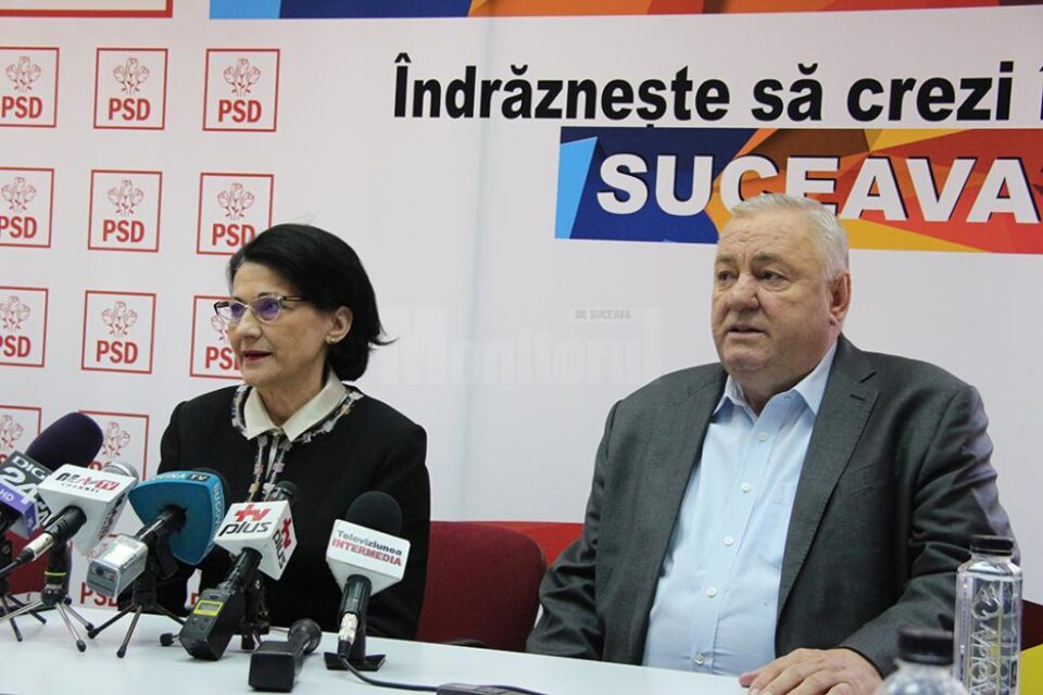 Ministrul Educației (stâga) a anunțat ca 76 de scoli sucevene vor primi fonduri pentru amenajarea de grupuri sanitare Ministrul Educației (stâga) a anunțat ca 76 de scoli sucevene vor primi fonduri pentru amenajarea de grupuri sanitare