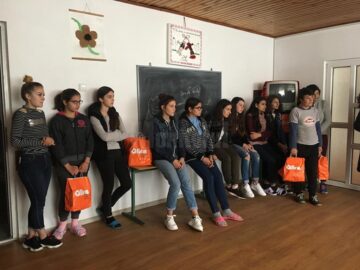 Copii din mai multe centre de plasament au primit cadouri din partea Asociației „Euroactiv”