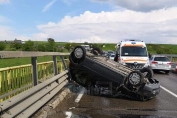 Mașina s-a răsturnat pe carosabil