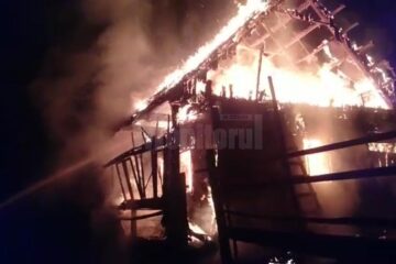 Casa din lemn din Vatra Dornei a ars ca o torță