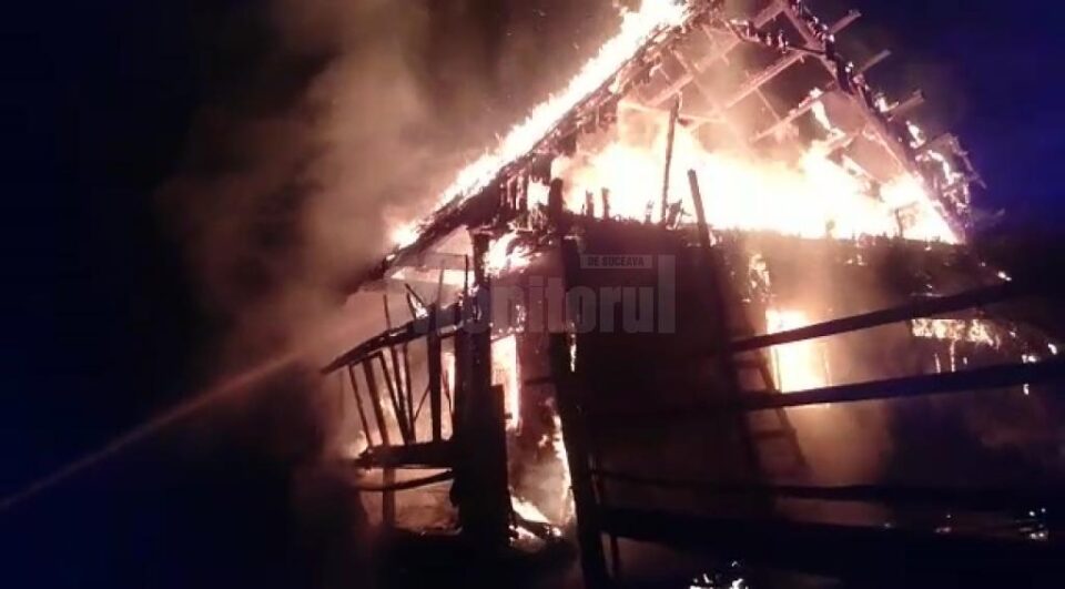 Casa din lemn din Vatra Dornei a ars ca o torță