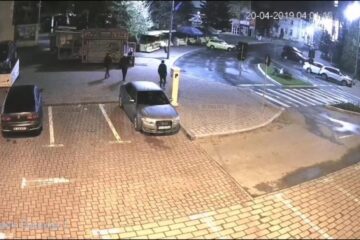 Trei "teribiliști" care au vandalizat coșurile de gunoi din Suceava, prinși în baza imaginilor video
