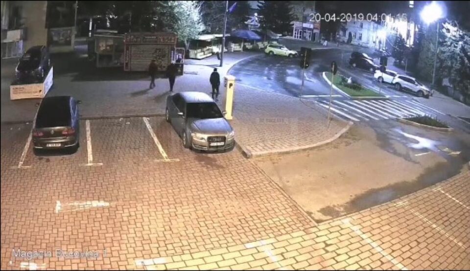 Trei "teribiliști" care au vandalizat coșurile de gunoi din Suceava, prinși în baza imaginilor video