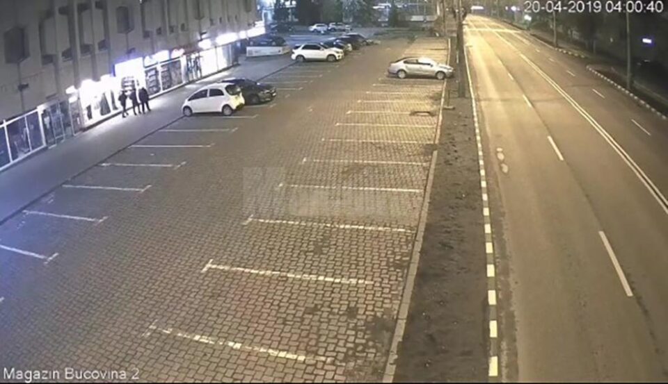 Trei teribiliști care au vandalizat coșurile de gunoi din Suceava, prinși în baza imaginilor video ale camerelor de supraveghere