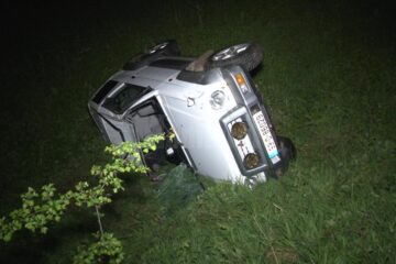 Mașina răsturnată