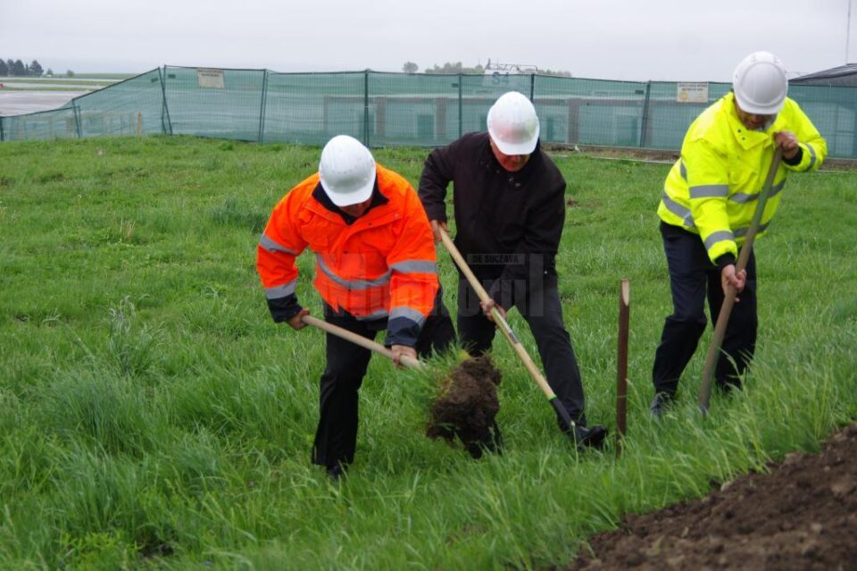 Gheorge Flutur, directorul aeroportului, Ioan Măriuța, și Dănuț Cânta, directorul companiei care realizează lucrările, au săpat primele lopeți de pământ în locul în care va fi ridicată noua construcție