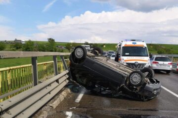 Mașina s-a răsturnat pe cupolă, pe carosabil
