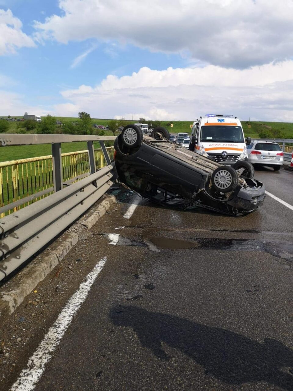 Mașina s-a răsturnat pe cupolă, pe carosabil