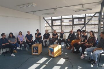 Echipa spectacolului „Extraterestrul care își dorea ca amintire o pijama”