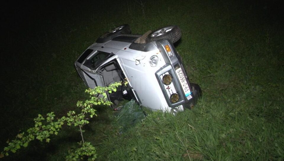 Mașina răsturnată Mașina răsturnată