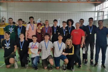 Sportivii de la CSS LPS Suceava, alături de părinți, după festivitatea de premiere