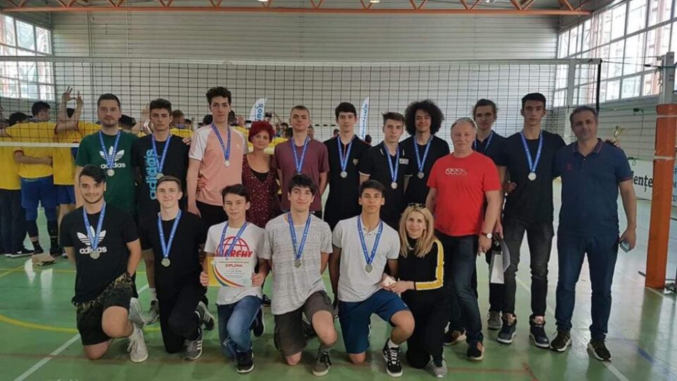 Sportivii de la CSS LPS Suceava, alături de părinți, după festivitatea de premiere