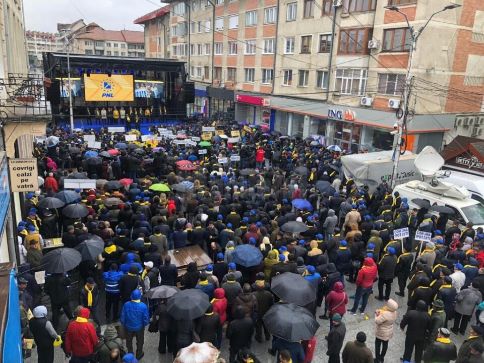 Câteva mii de membri și simpatizanți PNL au înfruntat ploaia și frigul pentru a participa la un miting electoral